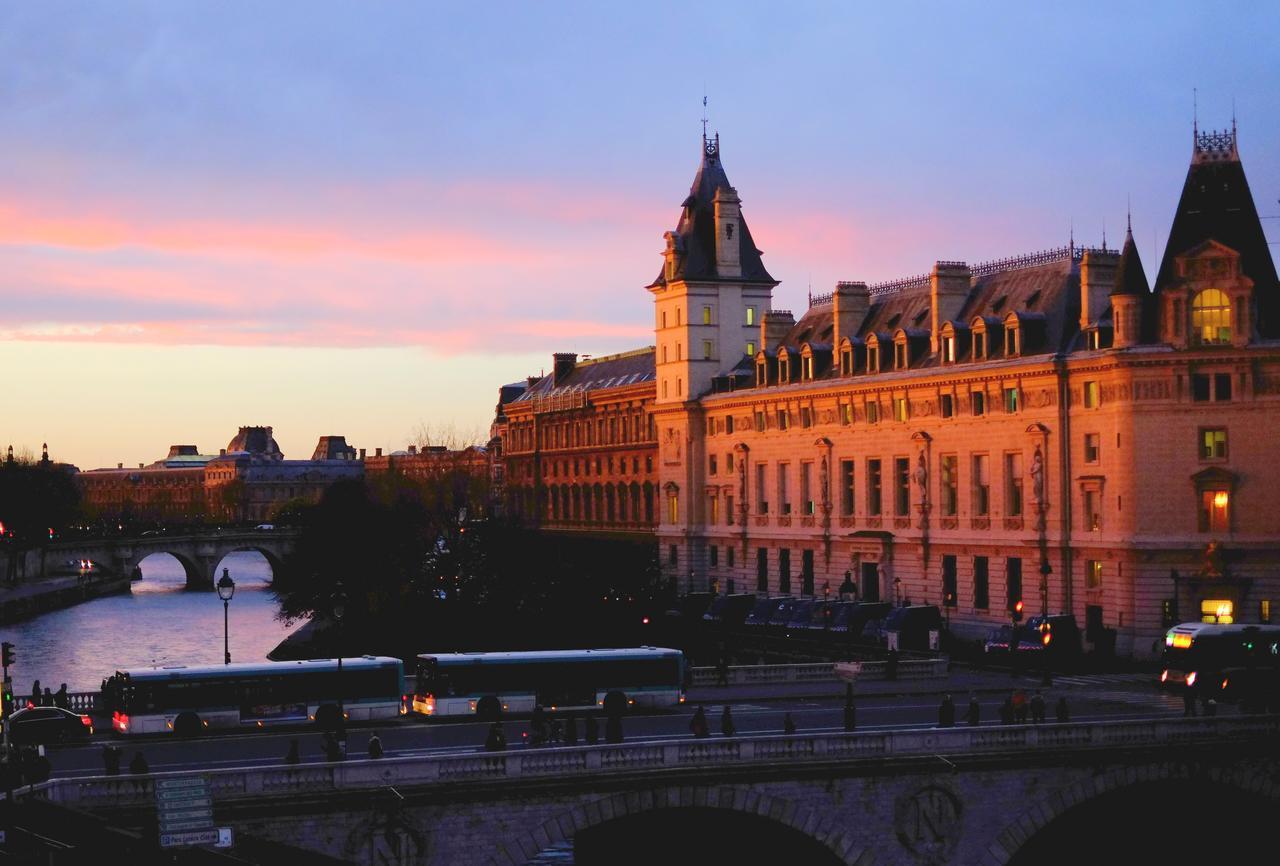 Two Bedroom Luxury Apartment - Balcony With View Of Notre Dame باريس المظهر الخارجي الصورة